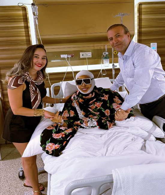 Ülkenin en ünlü “trans kadınını” olan, 74 yaşınkaki Bülent Ersoy, hastane odasından yaptığı paylaşımla estetik operasyon geçirdiğini duyurdu, Diva “Kendimi 18 yaşında hissediyorum”