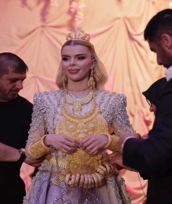 Geline, kendi ağırlığı kadar altın ve mücevher takılmış!.