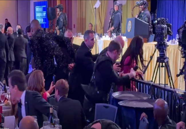 Melania ve Donald Trump tarafından geleneksel Beyaz Saray Muhabirleri Yemeği'ne yaklaşık 2.600 kişi davet edilmişti. Ardından şok yaşandı: Otelde silah sesleri duyuldu ve gala iptal edilmek zorunda kaldı. Şimdi şüpheli tutuklandı.