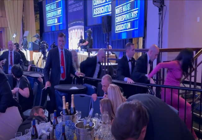 Melania ve Donald Trump tarafından geleneksel Beyaz Saray Muhabirleri Yemeği'ne yaklaşık 2.600 kişi davet edilmişti. Ardından şok yaşandı: Otelde silah sesleri duyuldu ve gala iptal edilmek zorunda kaldı. Şimdi şüpheli tutuklandı.