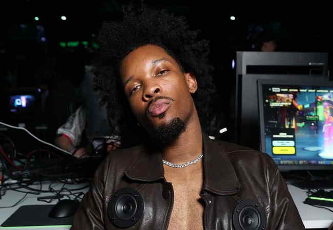 Şarkıcı D4vd, 2022 yılında kendi kaydettiği Romantic Homicide şarkısının TikTok'ta viral olmasıyla ün kazandı