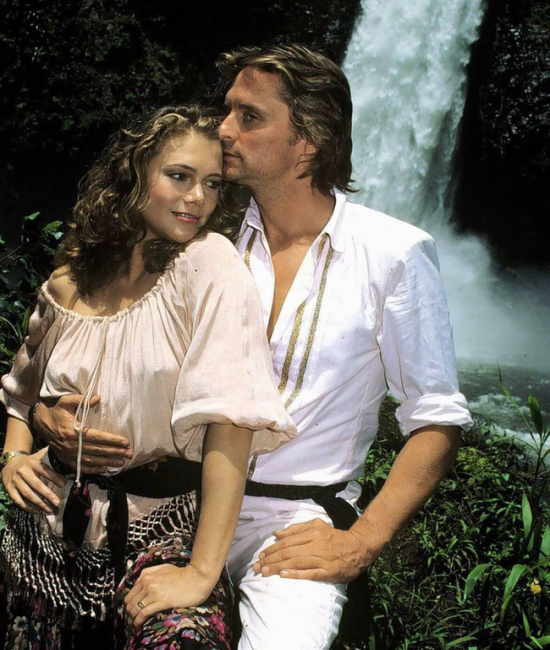 Michael Douglas, “Romancing the Stone” filminin setinde Kathleen Turner ile yaşadığı ilişki hakkında şöyle yazıyor: “Jack ve Joan birbirlerine aşık olurken, Kathleen ve ben aramızdaki kimyayı canlı tuttuk.”