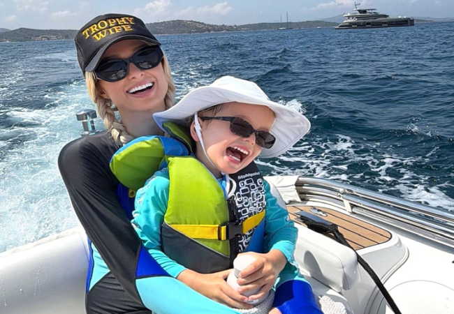 Keyifler yerinde! Paris Hilton şu sıralar ailesiyle birlikte Sardinya'da rüya gibi bir yat tatilinin tadını çıkarıyor..